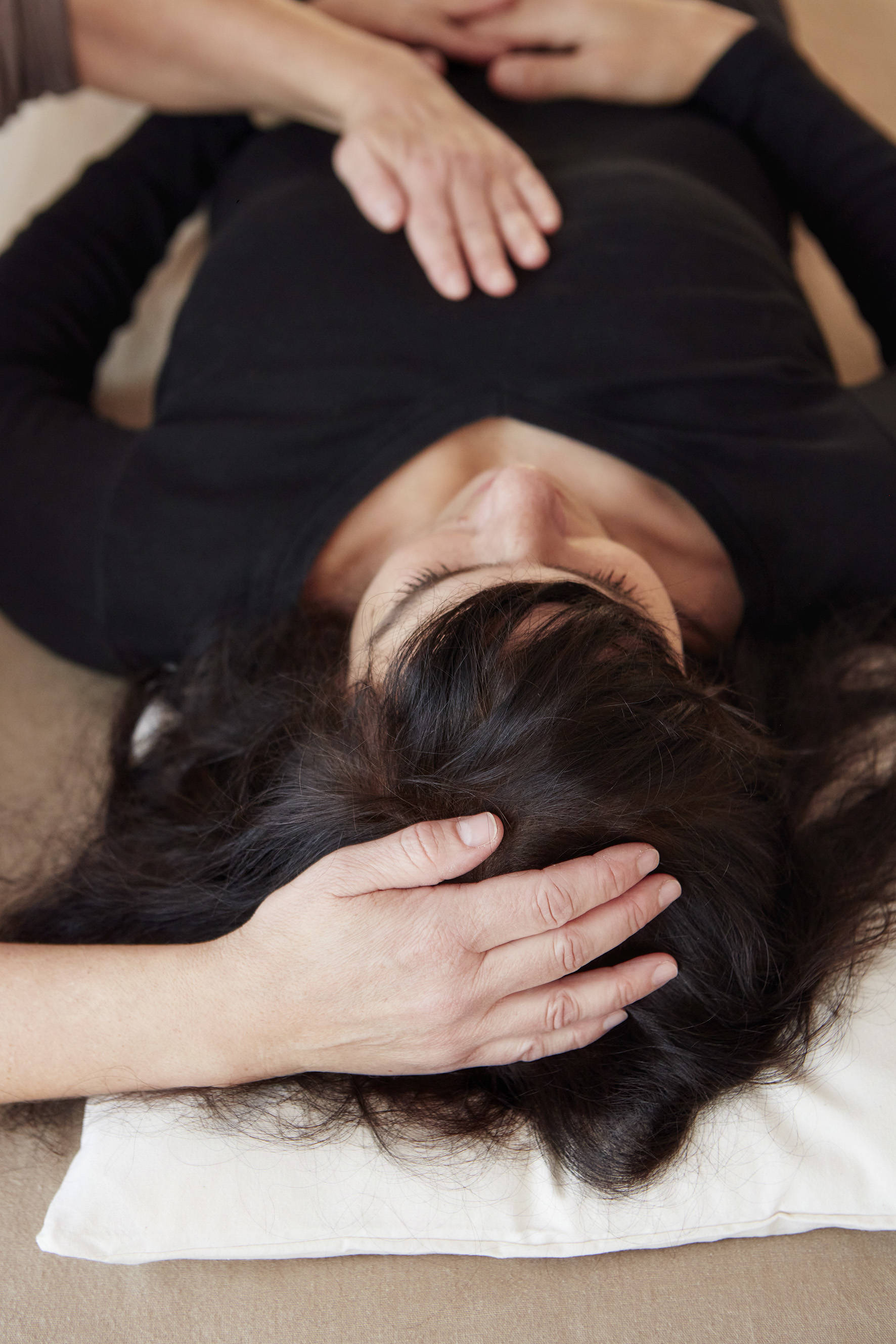 Craniosacral Therapie - Herzstrahl - Willkommensgriff - eine Hand Kopf - eine Hand Herzraum