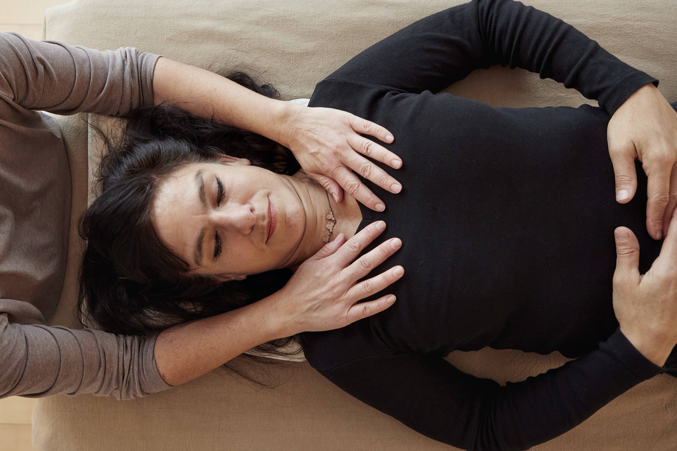 Foto Behandlung Pieta - eine Hand Schulter - eine Hand Knie