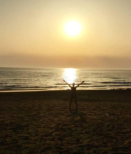 Foto Sonnenuntergang Meer Mensch mit geöffneten Armen